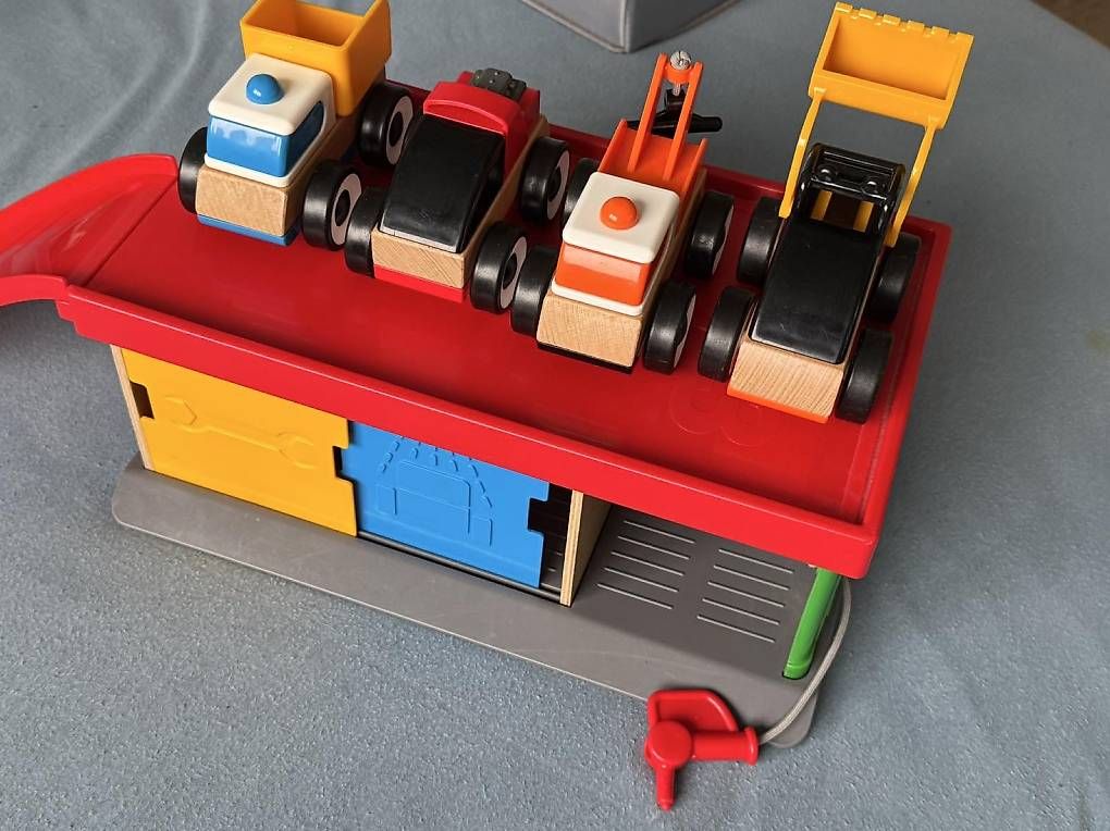 Giocattoli: Spielzeug-Garage mit 4 IKEA-Autos. – Usato da Küssnacht am Rigi venduto da mis_skz5
