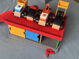 Spielzeug-Garage mit 4 IKEA-Autos.