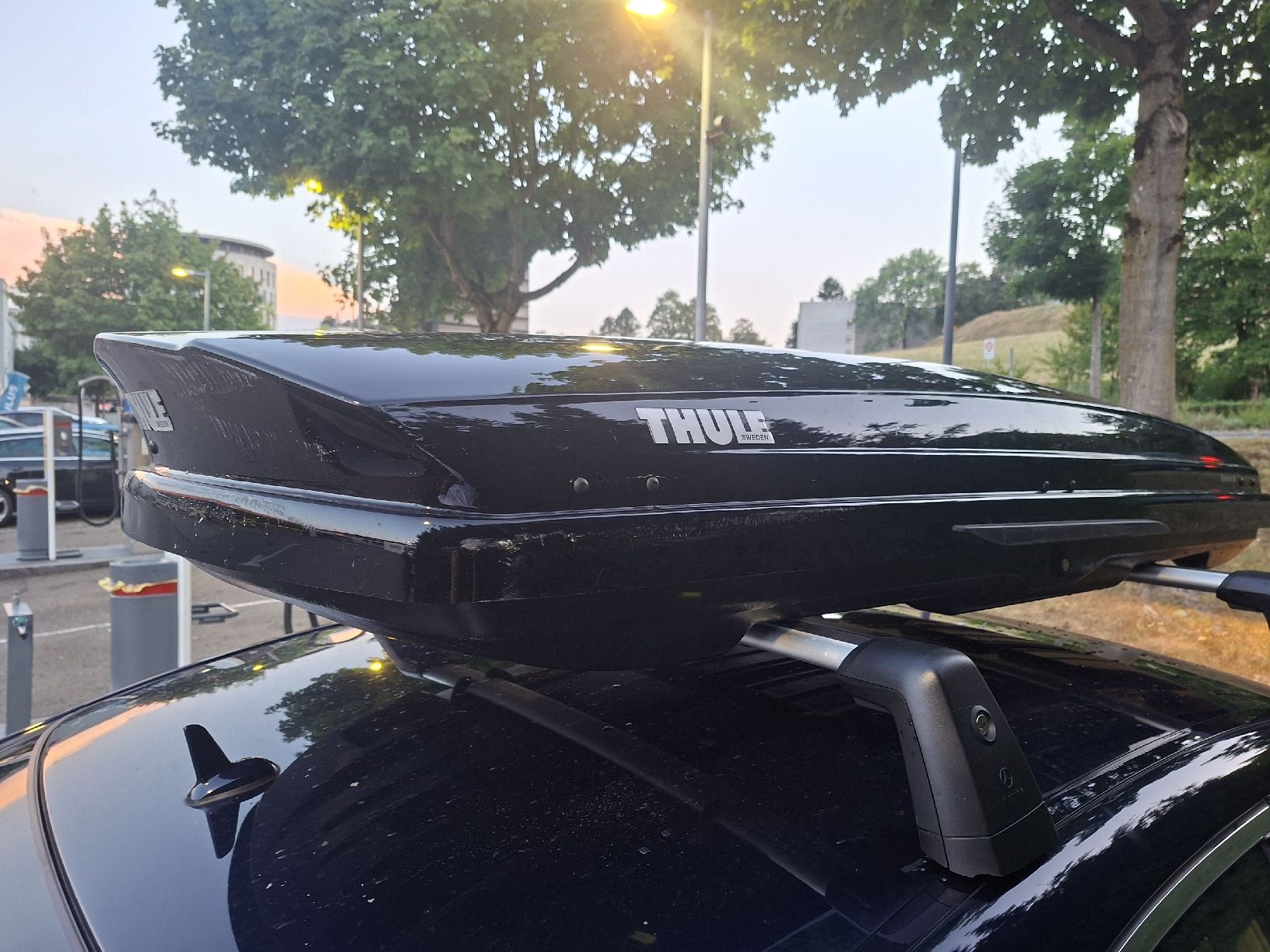 Thule Box da tetto: Dachbox Thule Dynamik M Schwarz Riss aber noch gut – Difettoso da Zürich venduto da Mountainswiss88 2