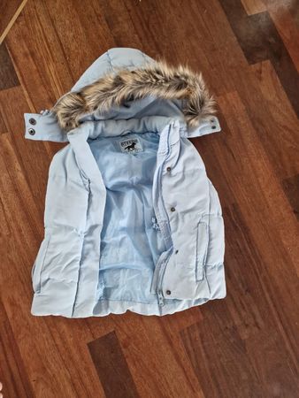 Gilet mit Kapuze und Fellbesatz hellblau Grösse 128