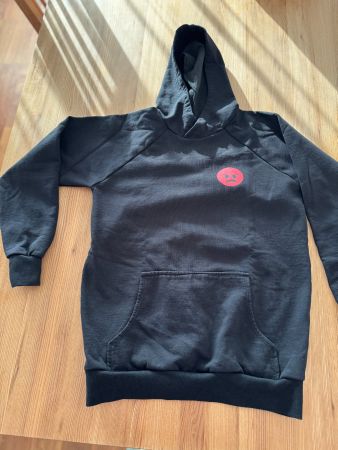 Schwarzer Kapuzenpullover mit rotem Print