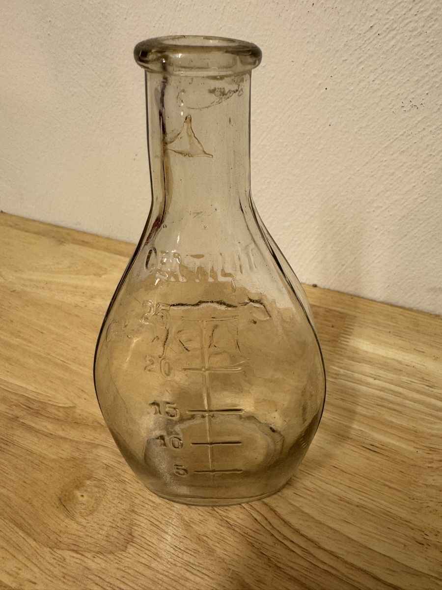 Flaschen: Glasflasche mit Messmarkierung und Kuh-Prägung  – Gebraucht aus Birsfelden von inf_l2yy