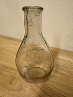 Glasflasche mit Messmarkierung und Kuh-Prägung 