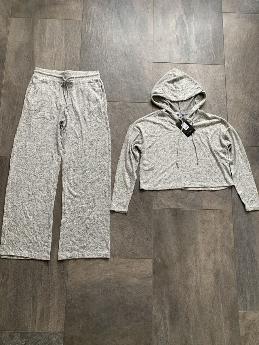 Lotti di vestiti: Fashion Nova S Set Top und Hose Freizeit hellgrau – Usato da Wängi venduto da JALE04