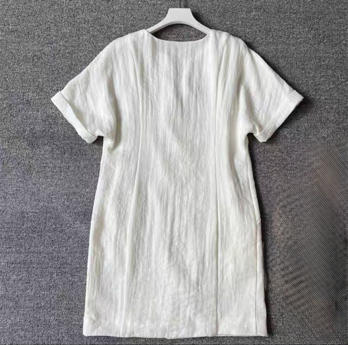 Kleider: Weißes Kurzarmkleid mit V-Ausschnitt, Größe 36 – Neu und originalverpackt aus Veyras von ValClasse 1