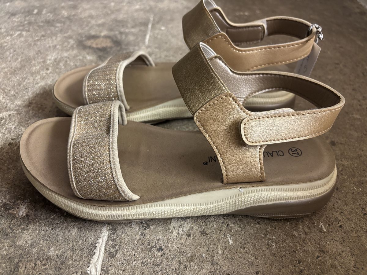Damenschuhe: Sandale Mädels  Gold, Grösse 37 – Gebraucht aus Büren an der Aare von Nikito2001