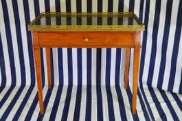 Salontisch Louis XVI-Stil 20. Jh, Nussbaum, Marmor antik