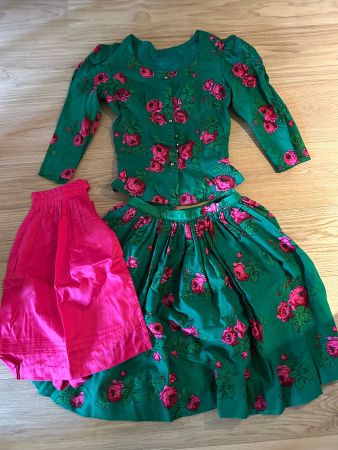 Dirndl mit Schürze aus der Dirndl Ecke am Platzl, München