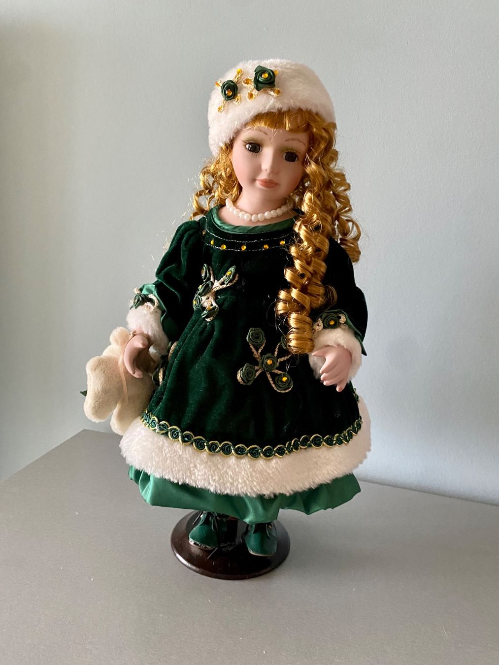 Bambole: Puppe im grünen Samtkleid mit Bärchen – Usato da Grenchen venduto da glamourlady