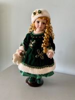 Puppe im grünen Samtkleid mit Bärchen
