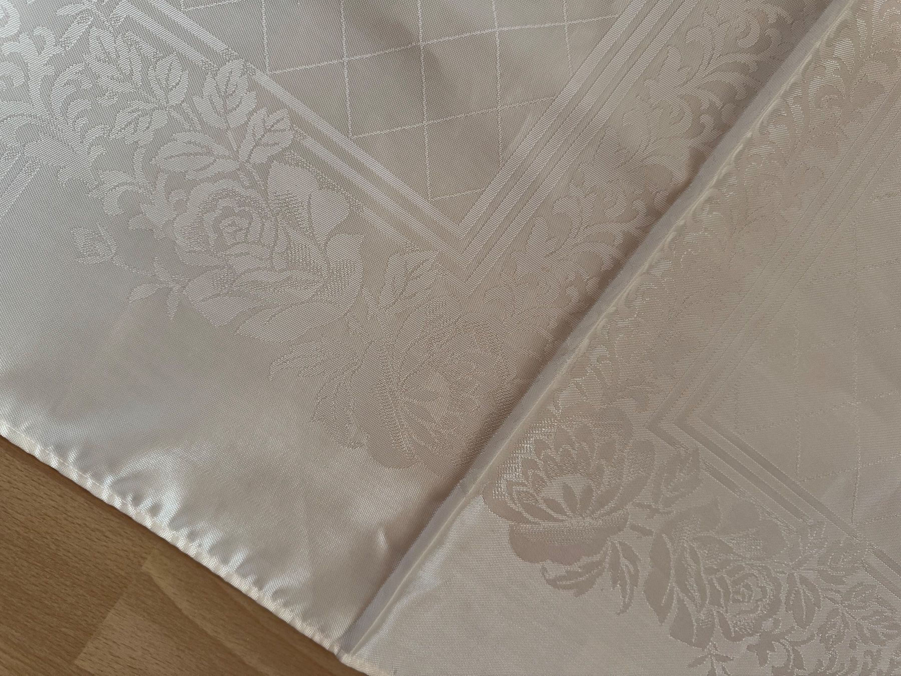 Altra biancheria da tavola: schöne grosse helle Tischdecke – Usato da Grosswangen venduto da Second_hand_paradise 2