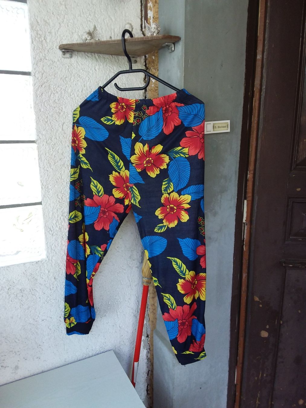 Pantaloni: Sommer Hose mit Blumenmuster, Grösse S oder  M, – Usato da Baden venduto da Katzenbaum27