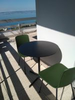 Hay – table Neu ronde métal noir avec 4 Vitra – Chaises Hal