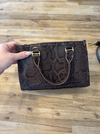Handtasche braun Schlangenmuster mit Schulterriemen