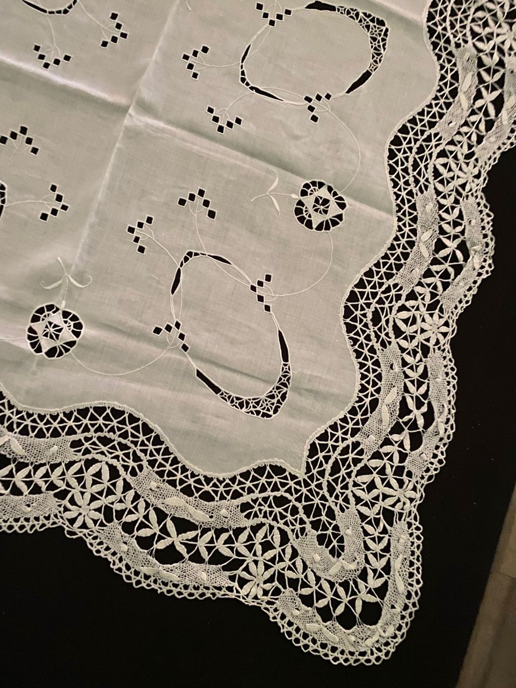 Autre linge de table: Deckchen/Mitteldecke weiss  72x70cm mit Spitzen – D'occasion à Allenwinden par Obalu 2