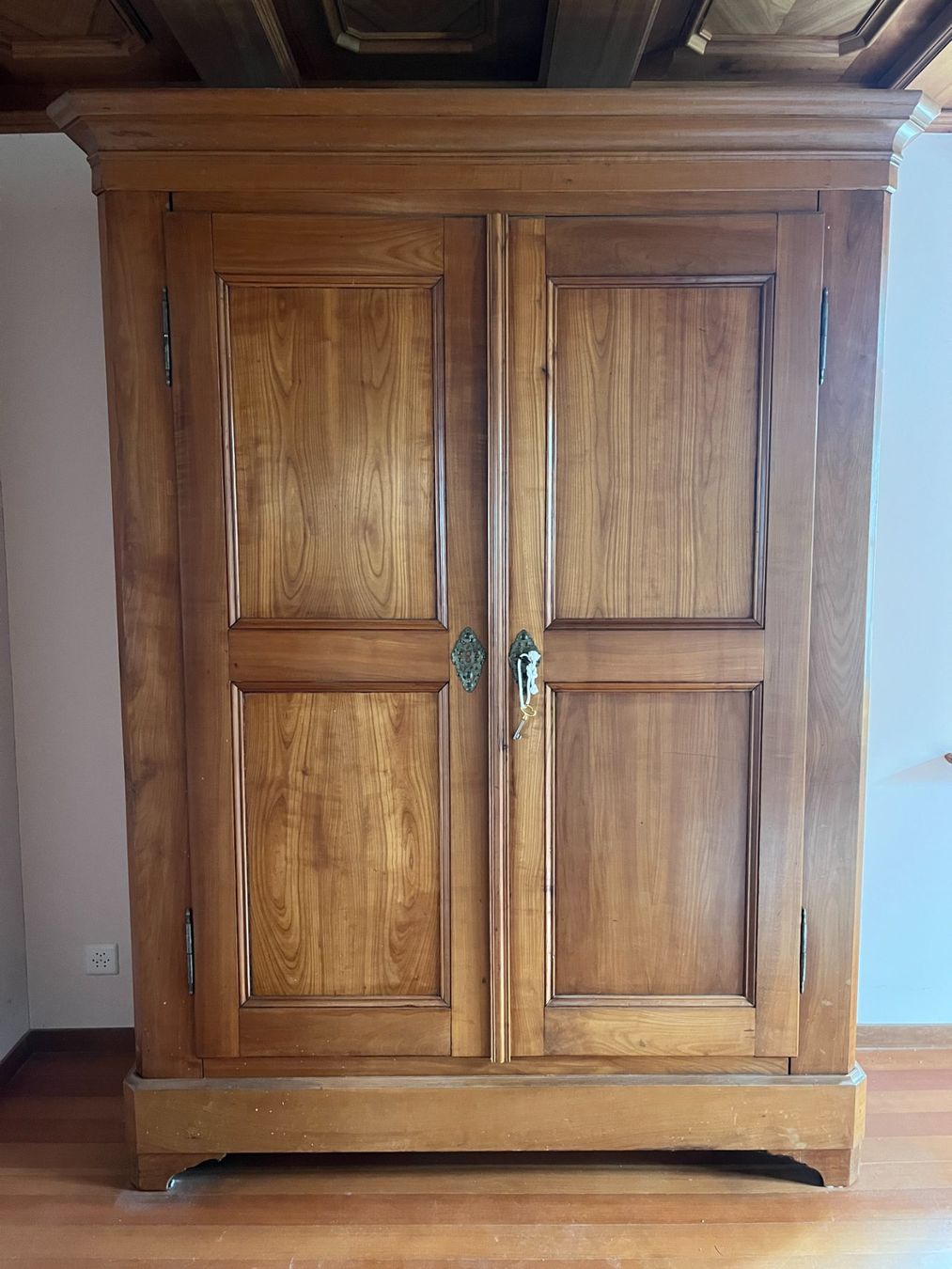 Armadi: Wunderschöner Massiver Holzschrank Chriesiholz – Usato da Zürich venduto da leia12