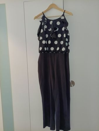 Schöner Jumpsuit, schwarz mit Punkten, Grösse 44.