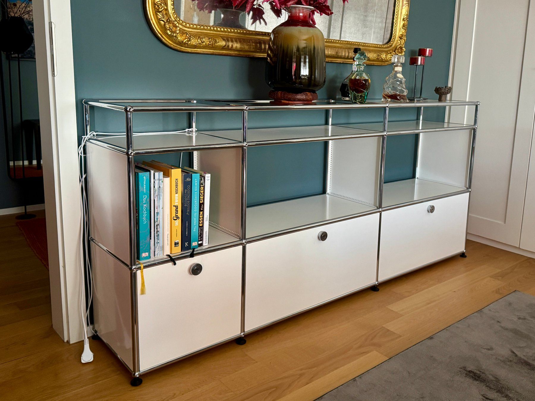 USM Scaffali: Wohnliches USM-Haller Sideboard mit Glastablaren – Usato da Zürich venduto da adi337