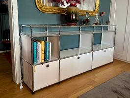 Wohnliches USM-Haller Sideboard mit Glastablaren