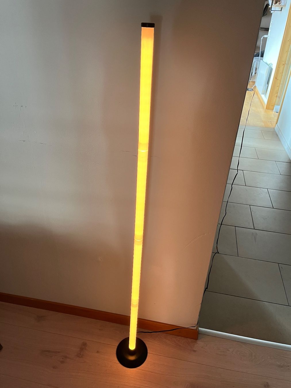 Lampade: LED-Stehlampe mit Farbwechsel – Usato da Engelberg venduto da quequotl 2