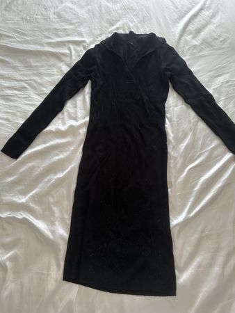 Schwarzes elegantes Strickkleid mit Kragen
