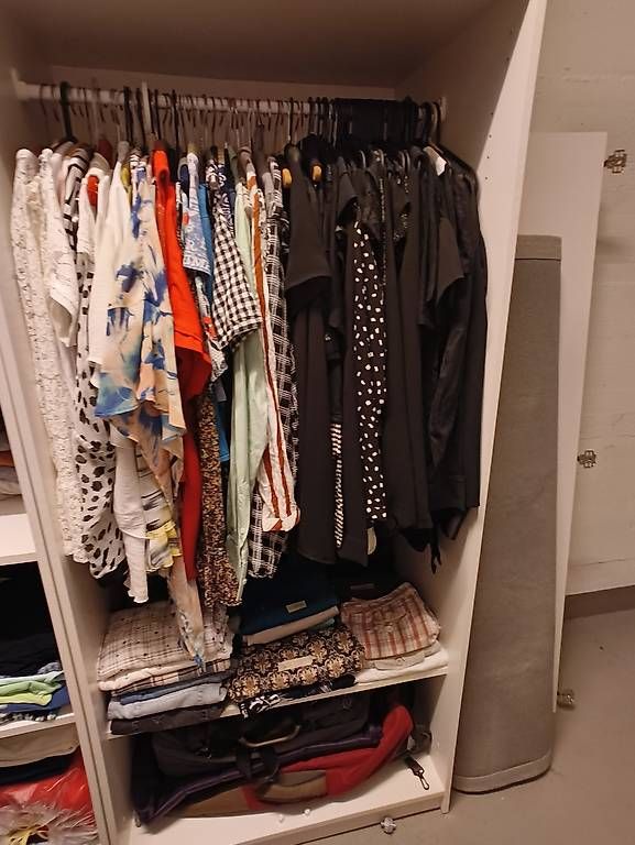 Lotti di vestiti: Flohmi: Diverse Kleider, Schuhe, Shirts, Pullis, etc. – Usato da Nänikon venduto da Manta87 3
