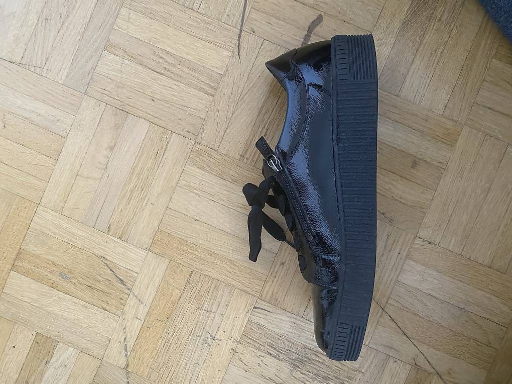Damenschuhe: Schwarze Lack-Sneaker  – Neu und originalverpackt aus Laufen von Looc_ 2