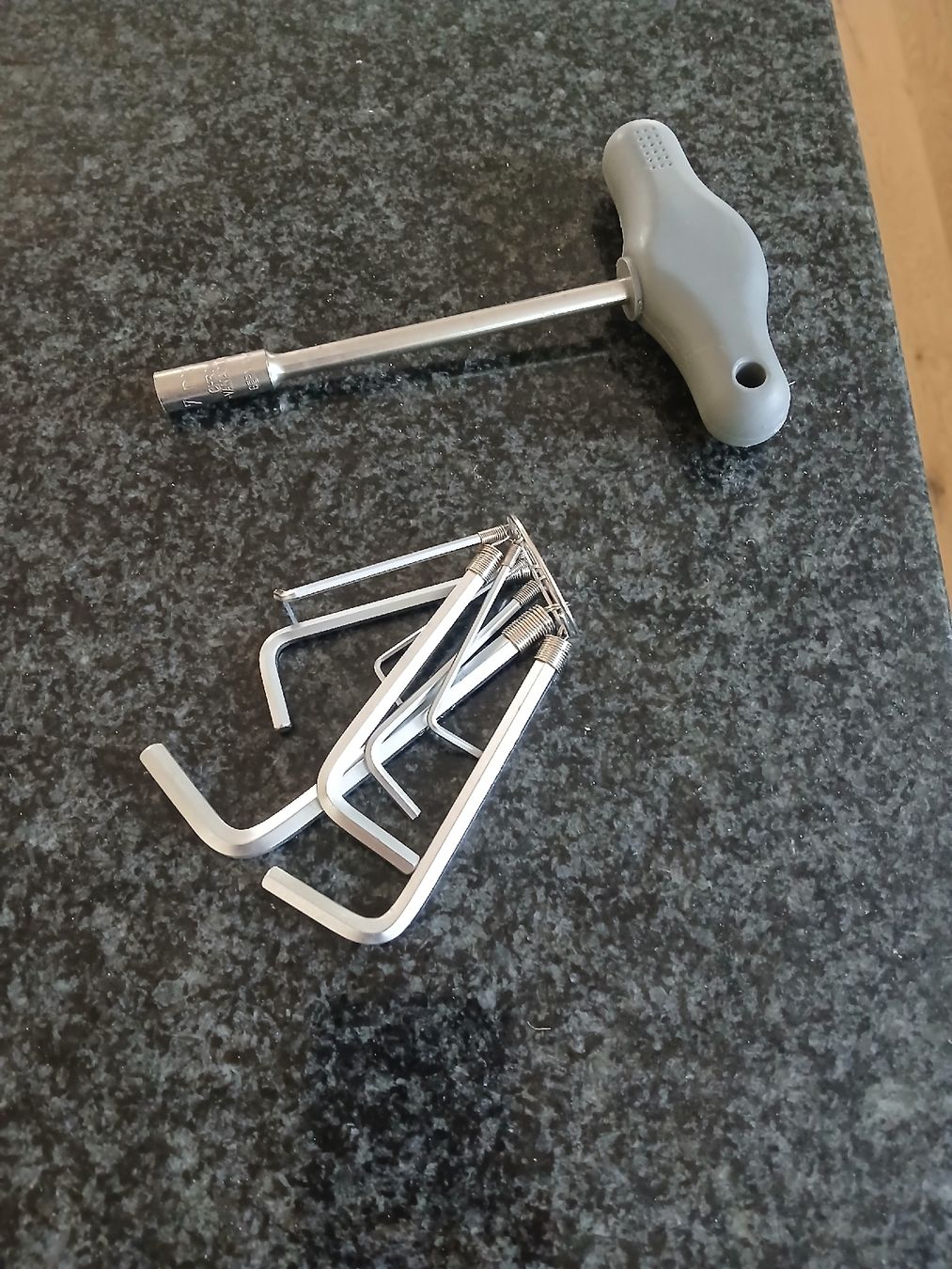 Tous les outils: 7 mm und diverse 6 Kant – D'occasion à Fislisbach par Quirlig07