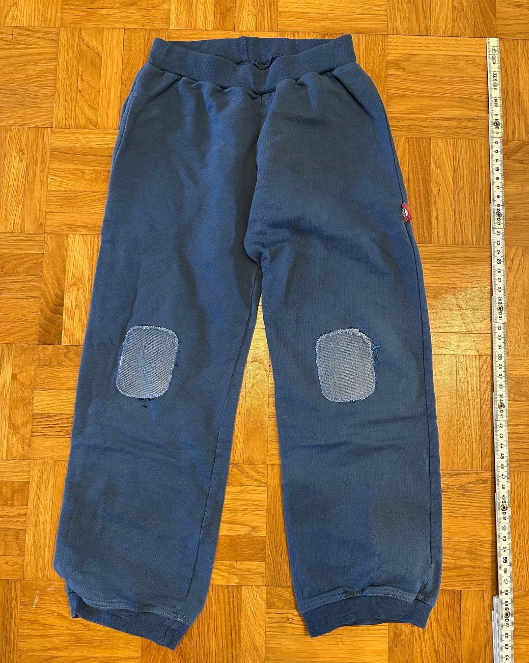 Hosen: Trainerhose blau mit Aufnähern Gr. 104 – Gebraucht aus Winterthur von nelead