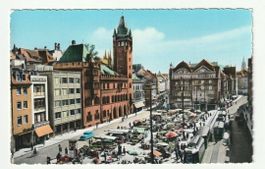 Basel, Rathaus mit Marktplatz und Straßenbahn
