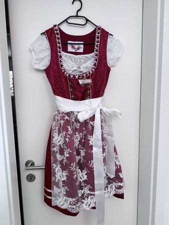 Wunderschönes Dirndl rot mit Schürze und Bluse/ neuwer
