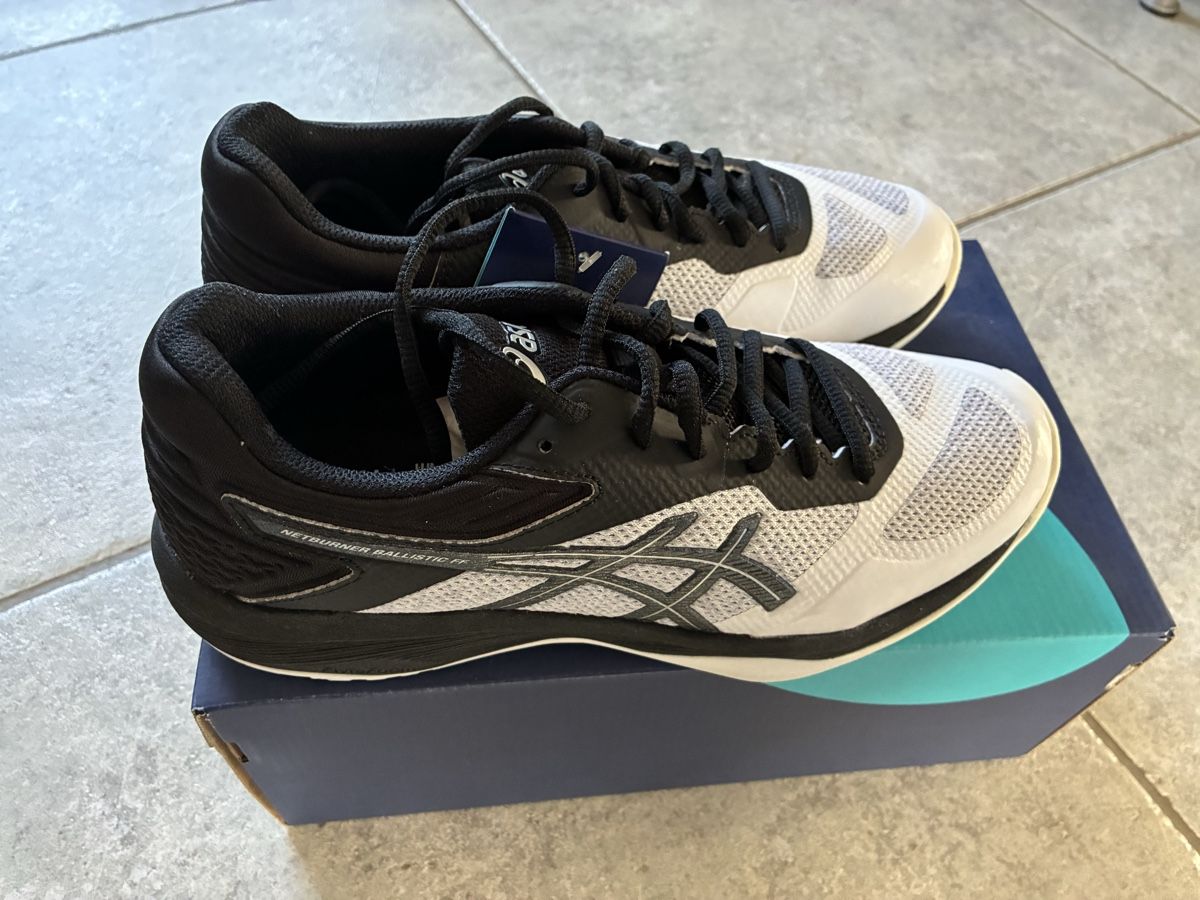 Asics Chaussures hommes: Asics Netburner Ballistic FF US 7,5 – Neuf avec emballage d'origine à Aarau Rohr par Sheeno