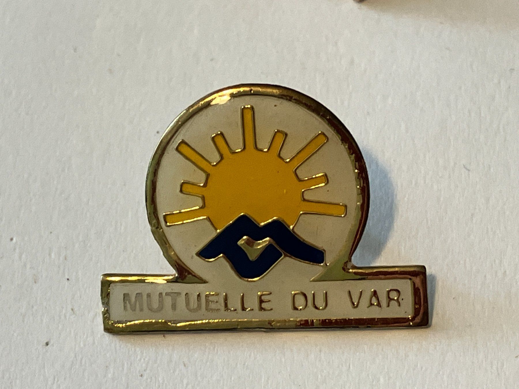 Placchette & Badge: 1 Pin Mutuelle du var – Usato da Basel venduto da djwwpp
