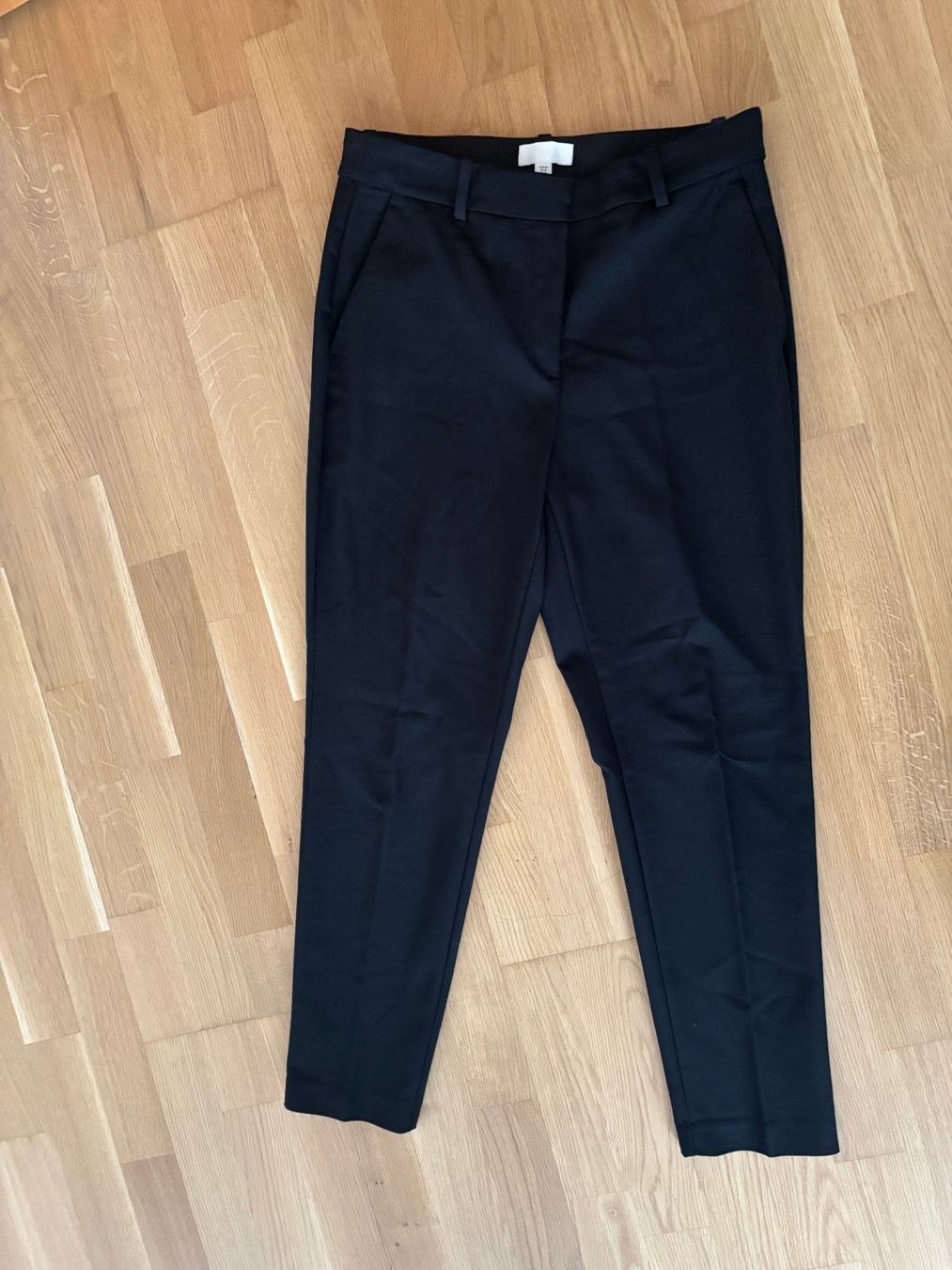 H&M Pantaloni: Schwarze Hose von H&M Gr. 42, neu – Nuovo (secondo la descrizione) da Gossau SG venduto da Gusho