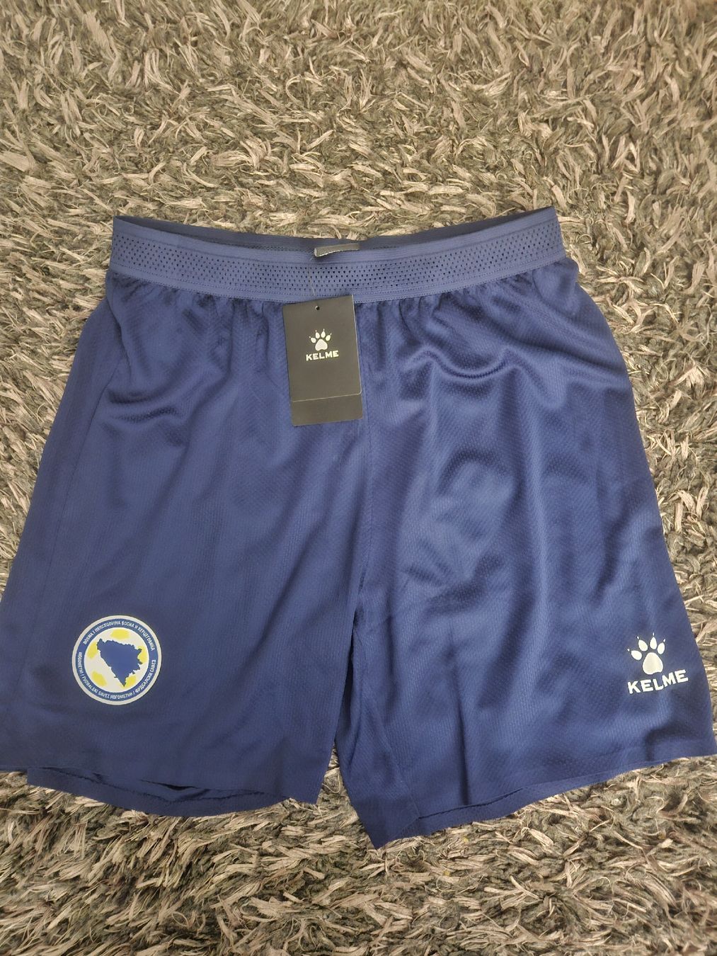 Leibchen & Hosen: Kelme Bosnien Gr.L – Neu und originalverpackt aus Emmenbrücke von TopGato