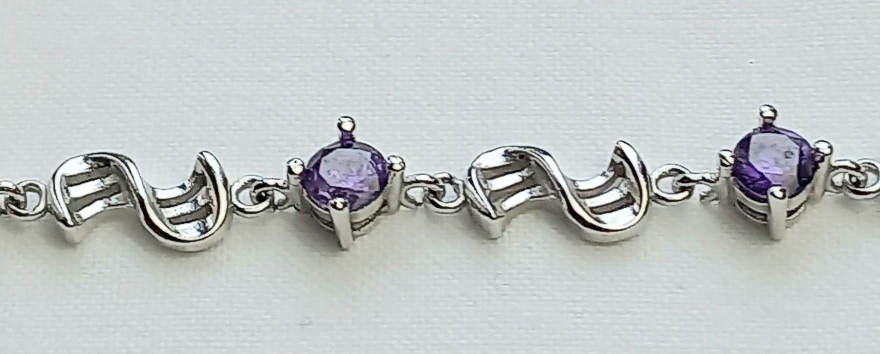 Bracciali & Braccialetti: Silberschmuck Armband mit lila Steinen. – Usato da Buchs AG venduto da Dzirul 8