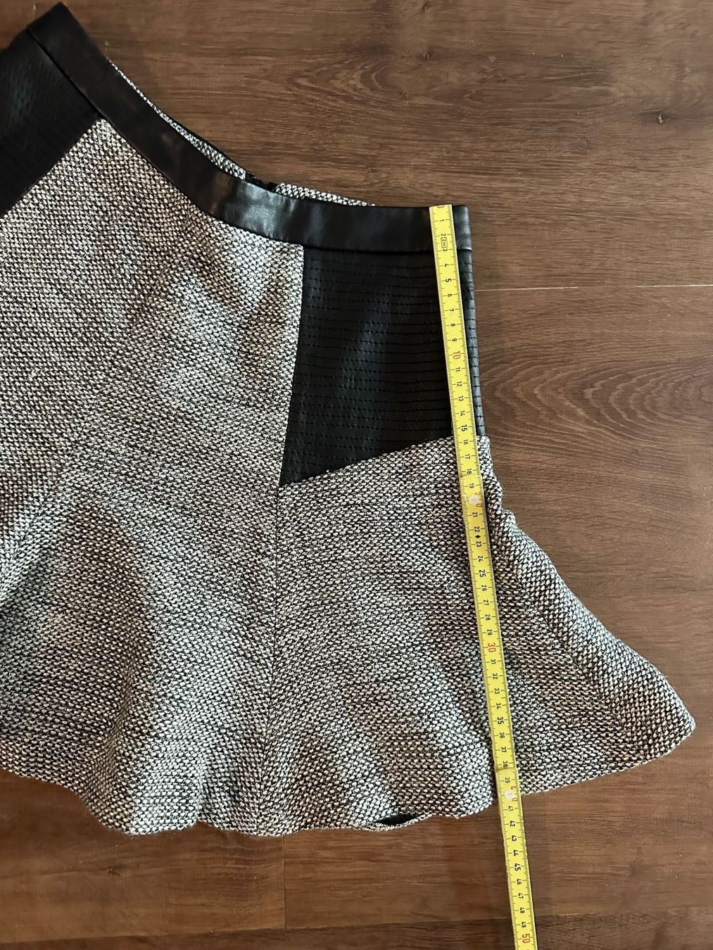 Karl Lagerfeld Gonne: Karl Lagerferld mini skirt - FR 38 – Usato da St-Sulpice VD venduto da juhdu 5