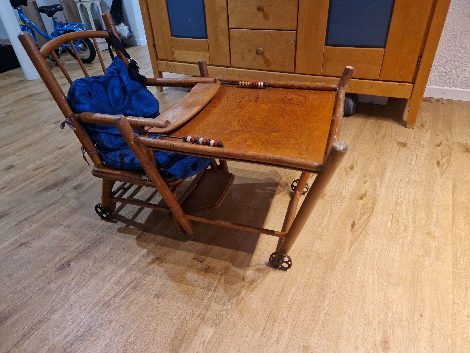 Sedie: Antiker Kinderstuhl aus Holz mit Tablett – Usato da Herisau venduto da domikra 1