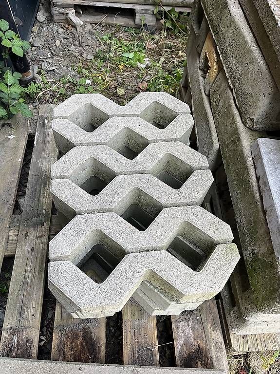 Rivestimenti per pavimenti: Dalle de béton alvéolée – Usato da Evionnaz venduto da viv_6fwl