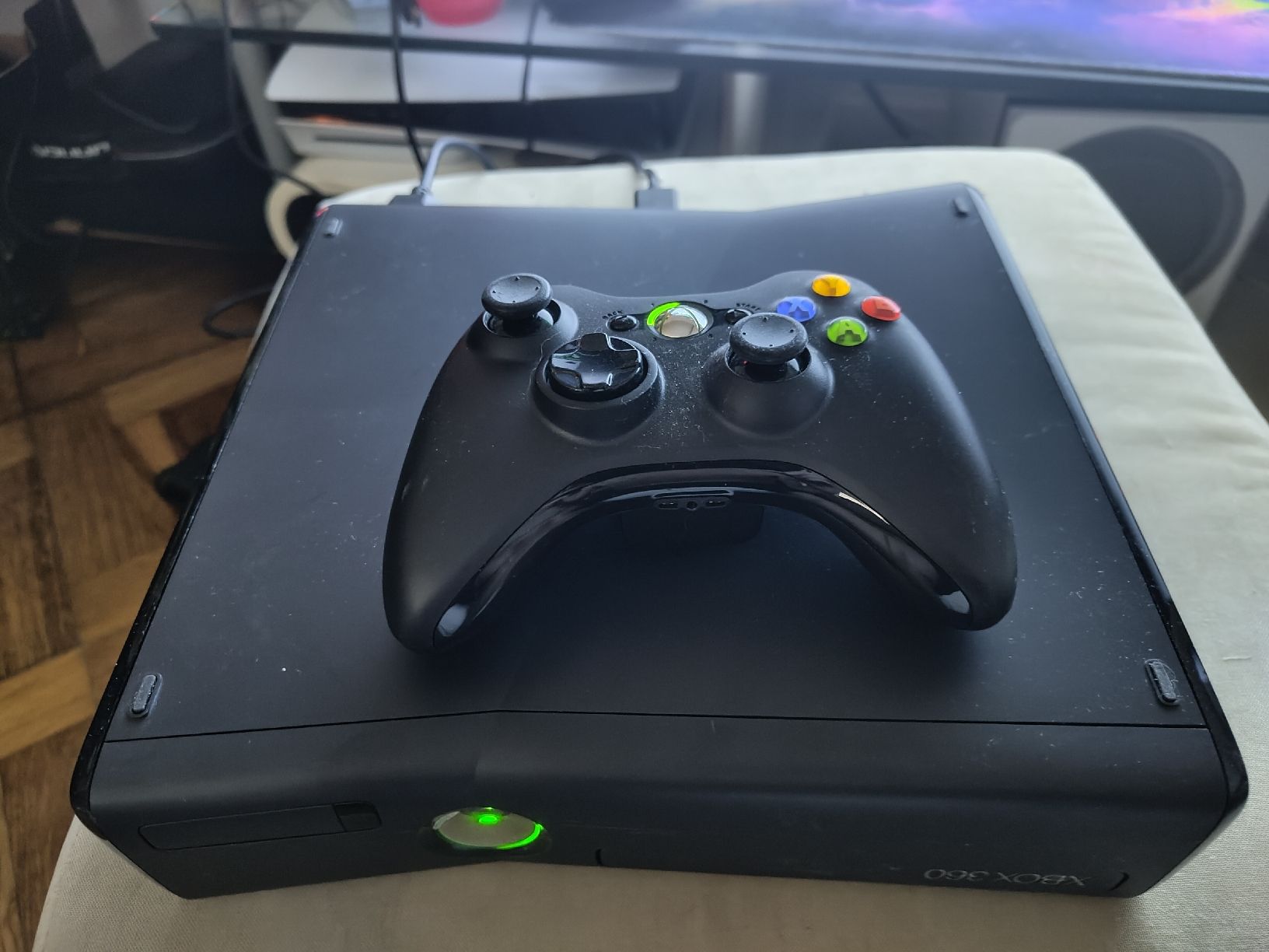 Microsoft Console: Console Xbox 360 S avec 2 manettes et 2 jeux – Usato da Court venduto da Chronoss