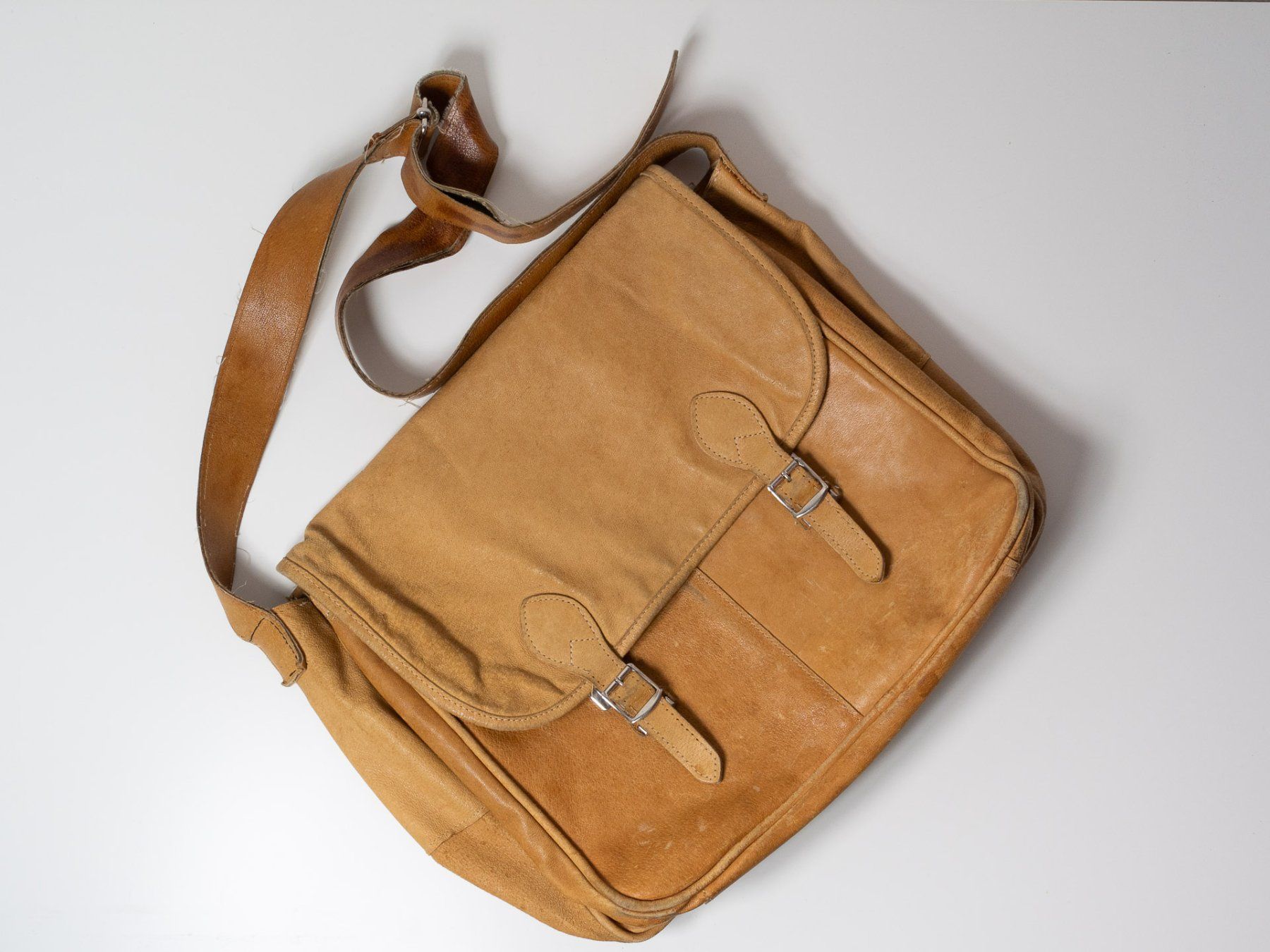 Borse: Vintage Ledertasche Messenger Bag – Difettoso da Biel/Bienne venduto da ananda.schuerch