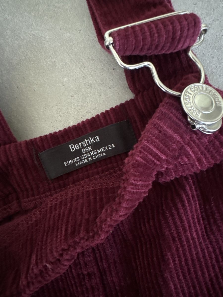 Bordeauxrotes Cord-Latzkleid von Bershka, Grösse XS | Kaufen auf Ricardo