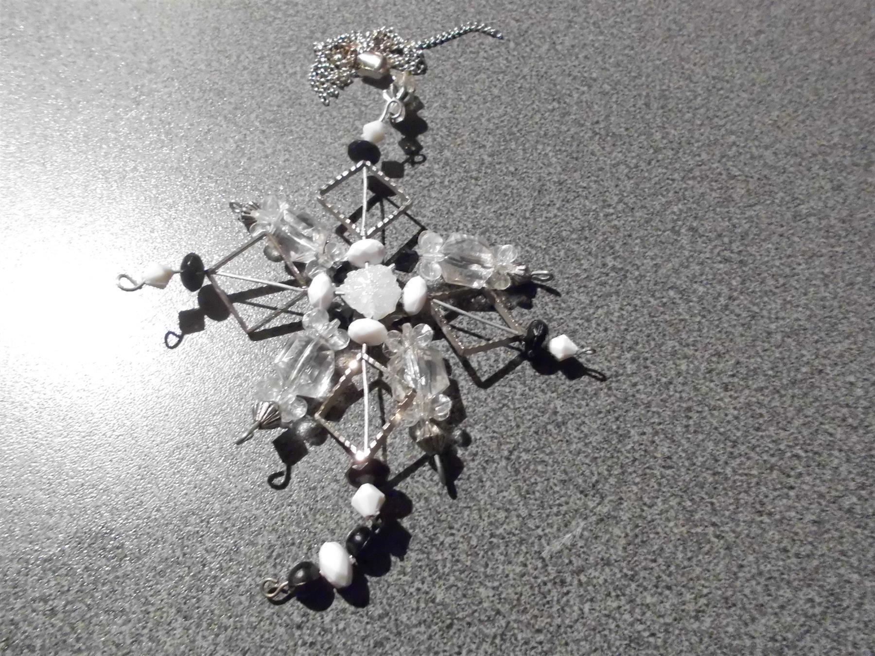 Tutte le decorazioni: Schneeflocke schwarz/weiss – Usato da Zürich venduto da Motzkuh