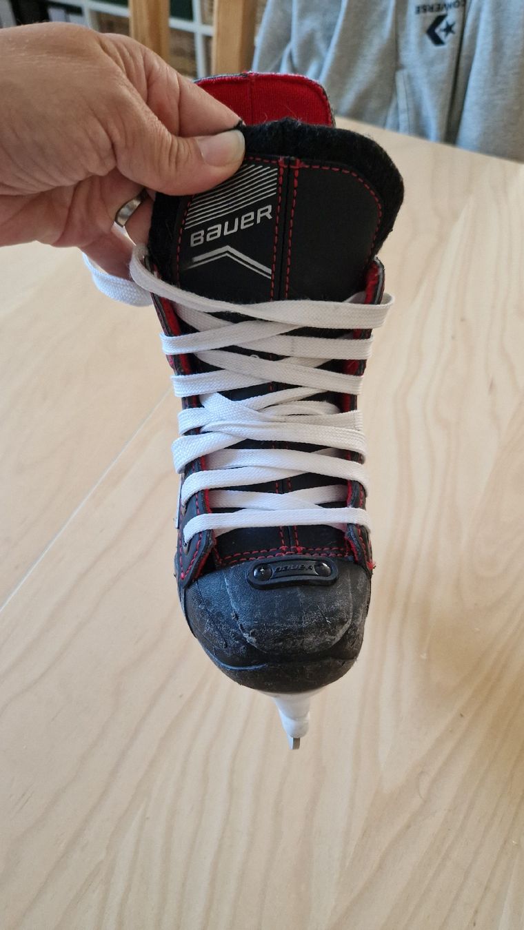 Bauer Pattini da ghiaccio: Bauer Eishockey Schlittschuhe Gr.Y9 gebraucht – Usato da Laupen BE venduto da Vogilny24 1
