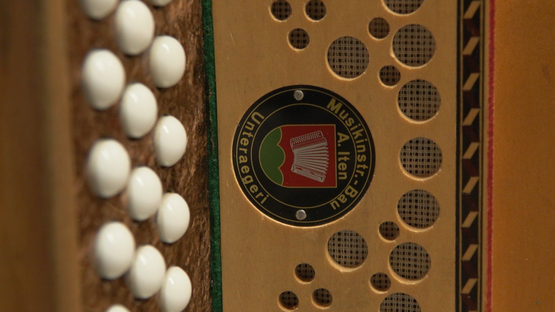 Strumenti musicali: Schwyzerörgeli A. Iten Unterägeri – Usato da Sattel venduto da Bergahorn5 1