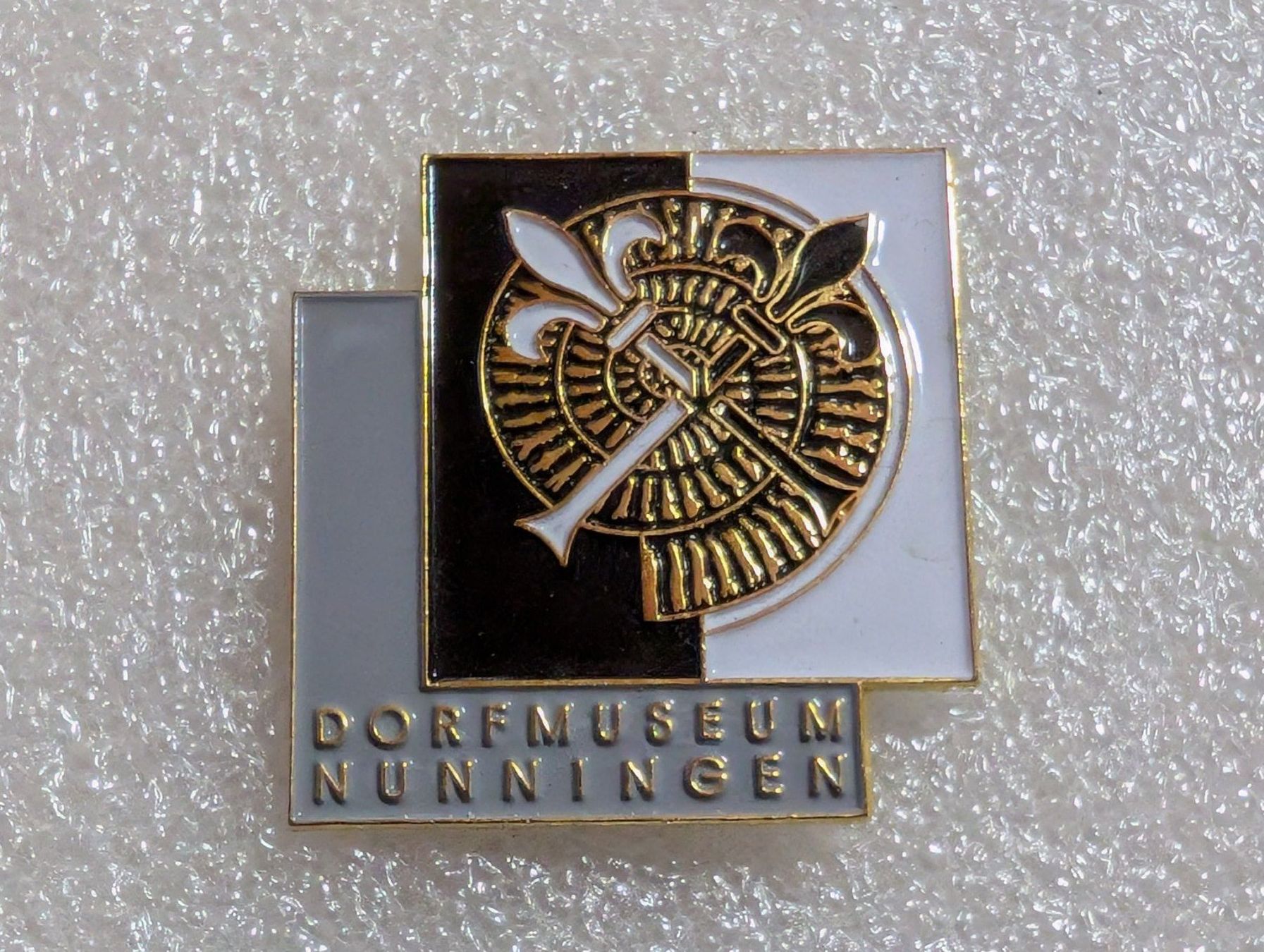 Placchette & Badge: Ansteckpin 204: Dorfmuseum Nunningen – Usato da Oppligen venduto da Pin-Fall-Shop