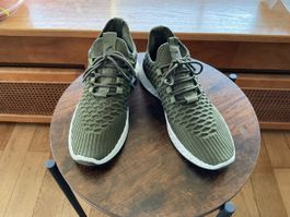 Herren Schuhe sportlich Olivegrün Gr. 43 neuwertig Vty