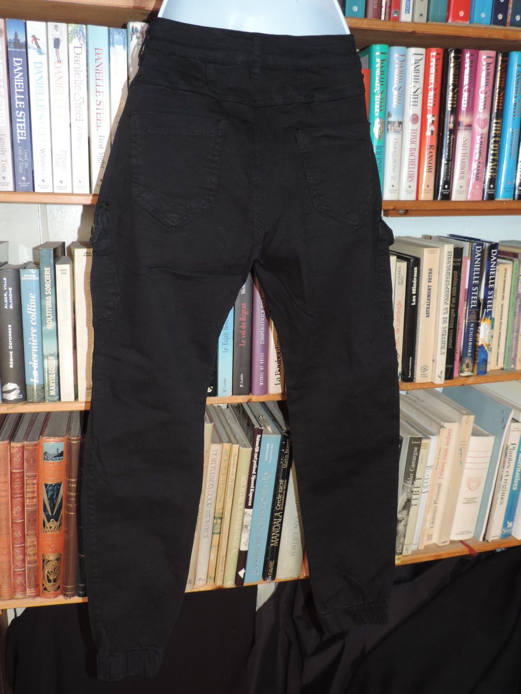 Pantaloni: pantalon stretch noir – Usato da Genève venduto da Axelle333 8