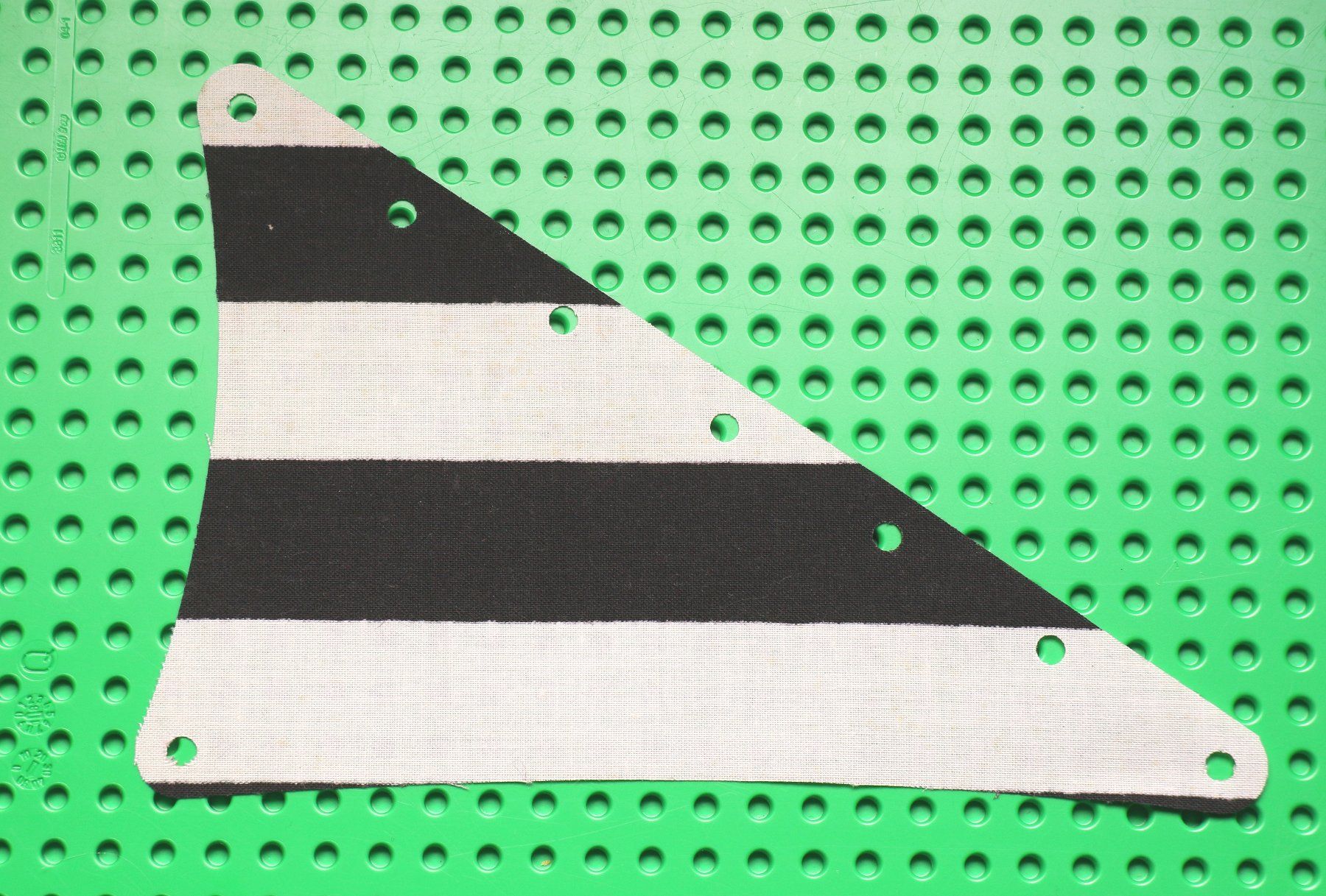 Lego Spielzeuge: LEGO® Cloth Sail Triangular 15 x 22 with Black Thick Stripe – Gebraucht aus Hettlingen von Scholi99