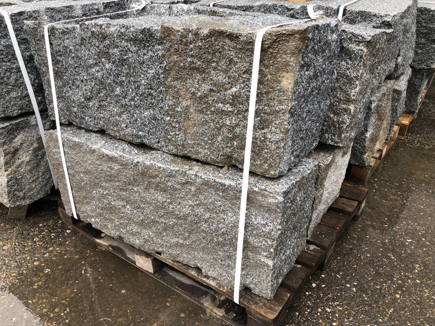 Pietre & tegole: Granit Mauersteine / Quadersteine – Nuovo (secondo la descrizione) da Aarau venduto da natursteinhandel 1